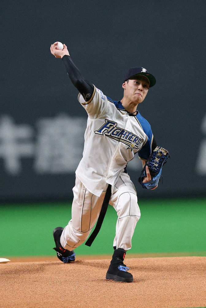 【画像・写真】始球式を務めたスキージャンプの小林陵侑（撮影・高橋茂夫）　