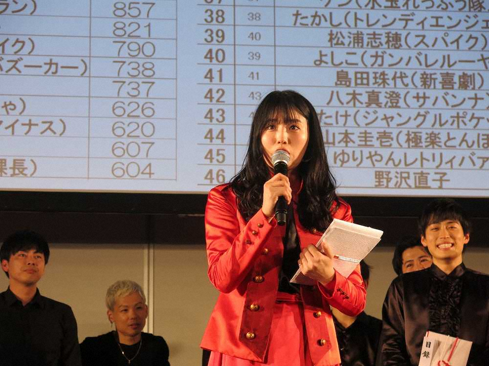 吉本坂46のデビューシングル「泣かせてくれよ」の売り上げコンテストで1位に輝いた小寺真理