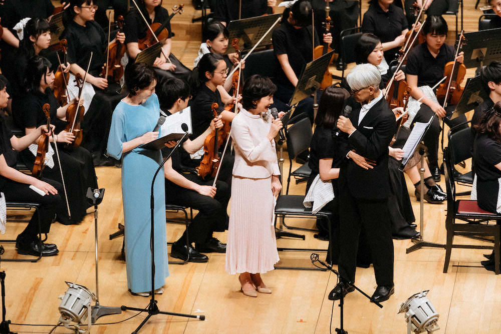 「東北ユースオーケストラ2019」に出演する吉永小百合（中央）と坂本龍一（右）