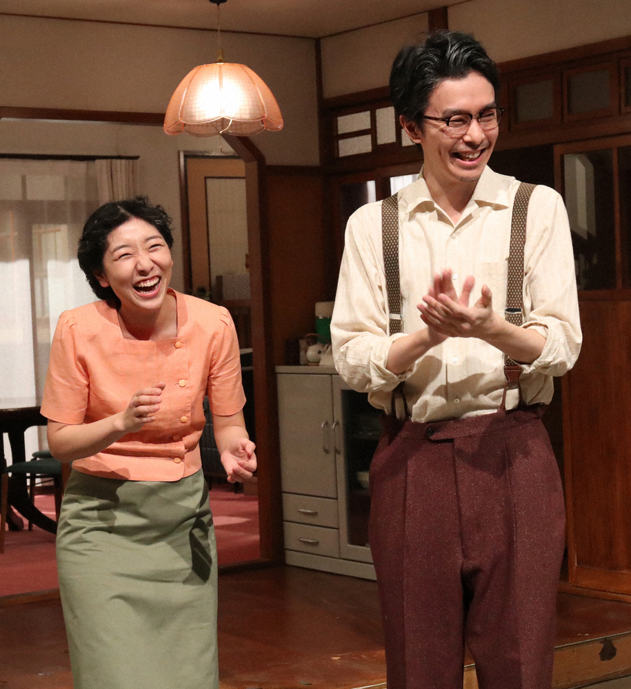 2月27日、ＮＨＫ連続テレビ小説「まんぷく」撮了で笑顔を見せる安藤サクラ（左）と長谷川博己