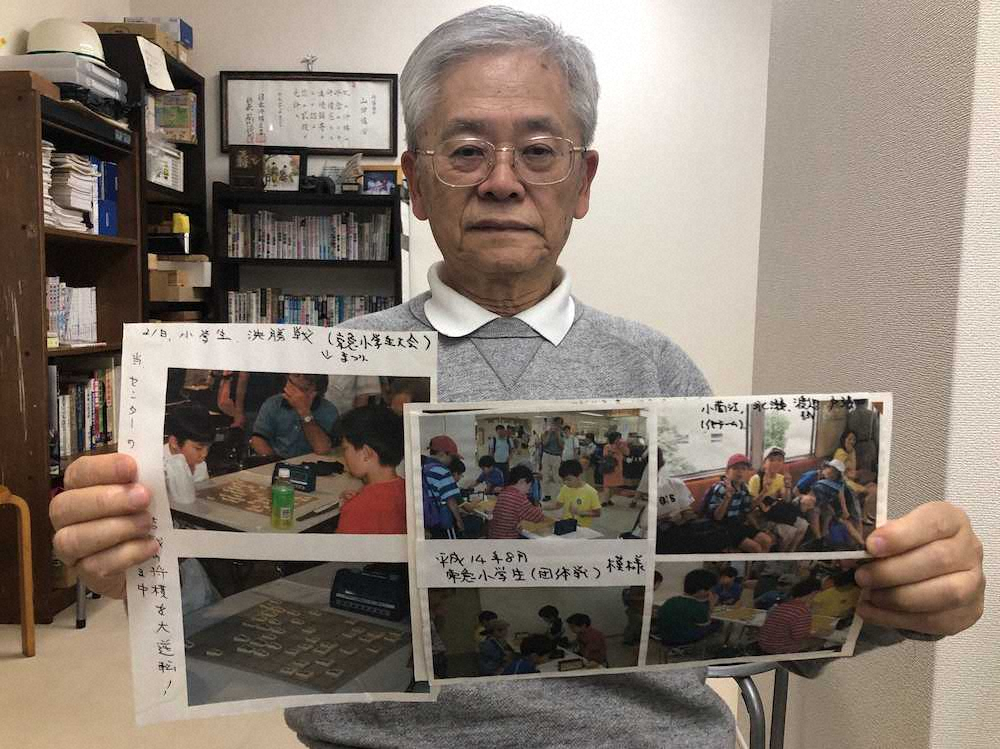 少年時代の永瀬七段の写真を手にする磯子将棋センター席主・加山雅昭さん