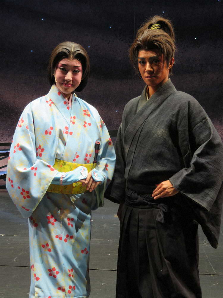 宝塚歌劇団月組公演の新人公演で宮本武蔵を好演した風間柚乃（右）とヒロインの天紫珠李