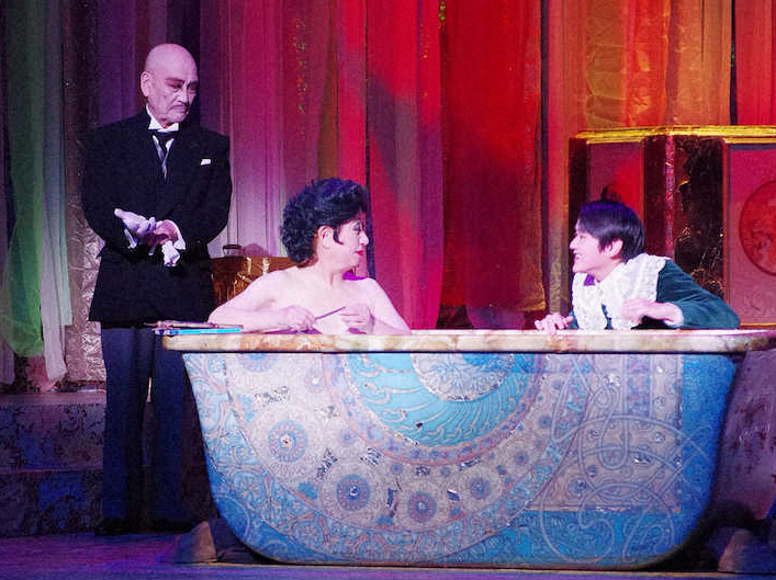 美輪明宏（中央）が演出・主演する舞台「毛皮のマリー」のワンシーン
