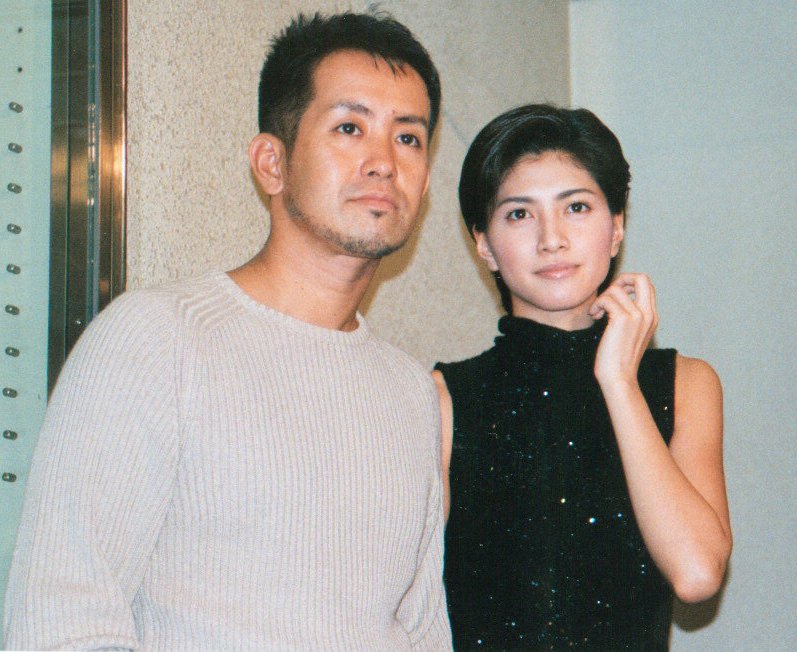 映画「ＢＥＡＴ」の初日舞台あいさつに登壇した内田有紀（右）と宮本亜門監督（左）（1998年）