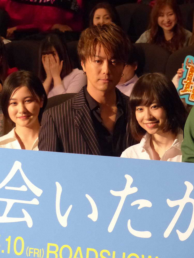 映画の宣伝ボードを手にする（左から）山口まゆ、TAKAHIRO、柴田杏花