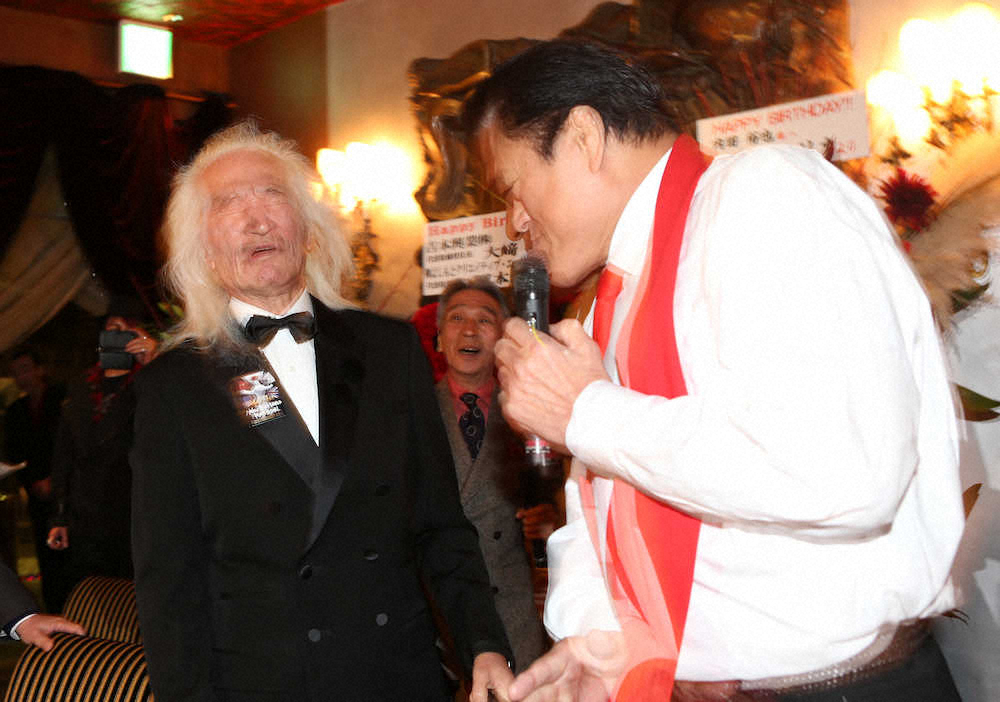 75歳の誕生日にアントニオ猪木氏（右）からビンタを受ける内田裕也さん