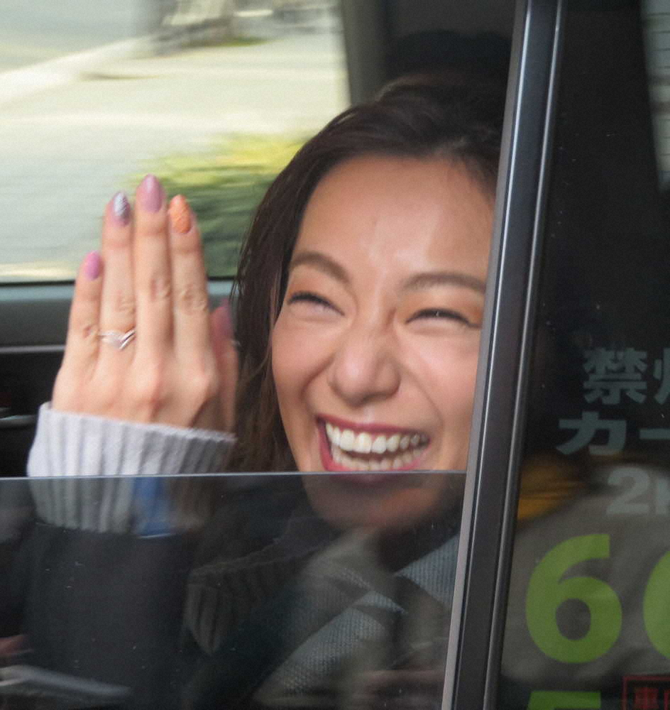 レギュラー出演するテレビ朝日系「朝だ！生です旅サラダ」の生放送終了後、制作する大阪市内の朝日放送からタクシーで出る際、左手薬指に輝く結婚指輪を見せながら笑顔を見せる三船美佳