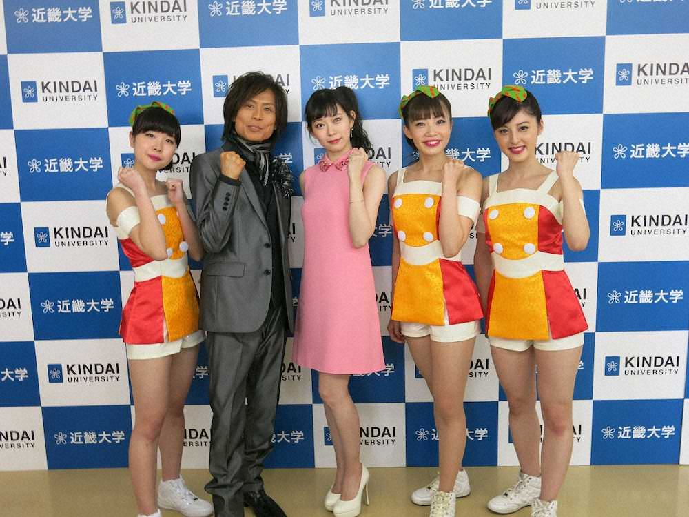 近畿大入学式にサプライズで登場した渡辺美優紀（中央）と、つんく♂（左から2人目）とKINDAI　GIRLSの3人