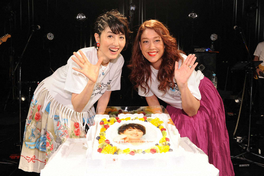 LiLiCo（右）に祝35周年のケーキを贈られ笑顔の荻野目洋子