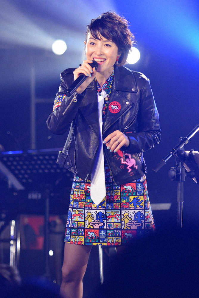 35周年記念ライブを行った荻野目洋子は、膝上15センチのワンピースで熱演