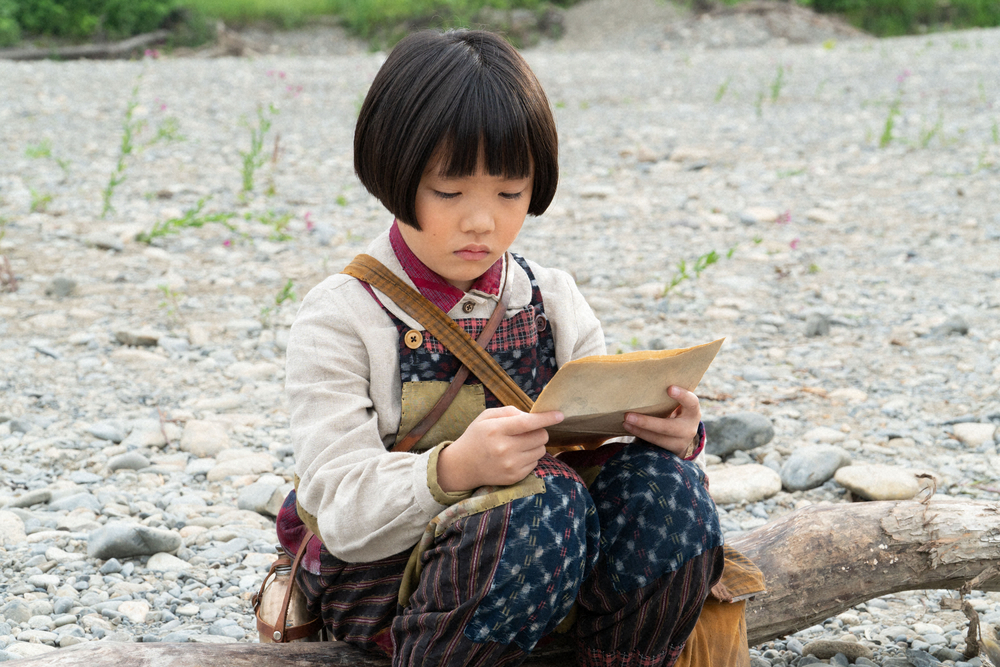 連続テレビ小説「なつぞら」第9話。河原で父の形見の手紙を読むなつ（粟野咲莉）（C）NHK