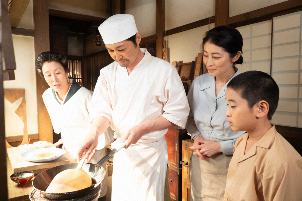 連続テレビ小説「なつぞら」第10話。バターを使ったお菓子作りをする雪之助（安田顕、左から２人目）（C）NHK