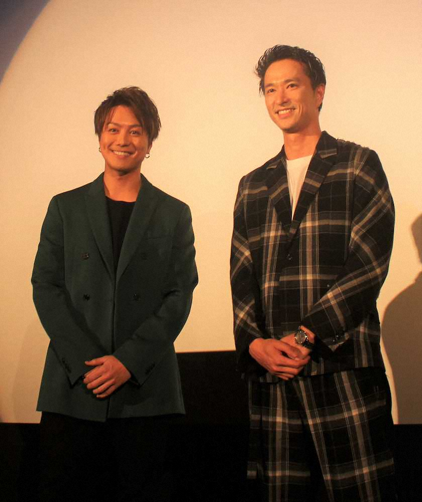 舞台あいさつに登場した（左から）TAKAHIROと秋山真太郎