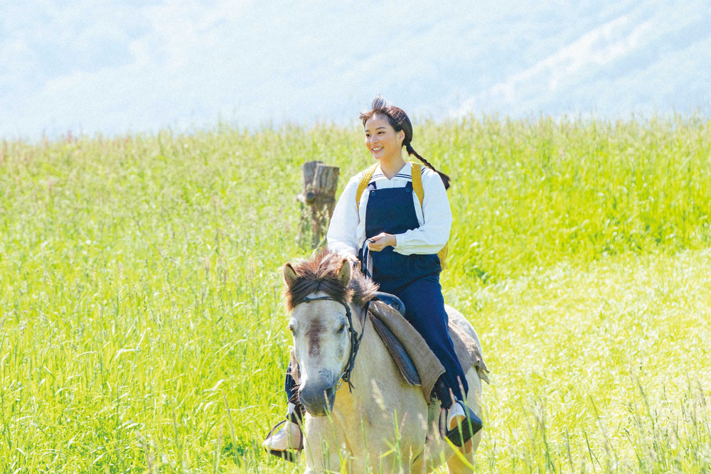 連続テレビ小説「なつぞら」第３週は「なつよ、これが青春だ」。18歳になったなつ（広瀬すず）は馬に乗って草原を駆ける（C）NHK