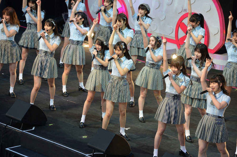 ＜AKB48チーム8公演＞5周年記念コンサートを迎えたAKB48チーム8。坂口渚沙（中央左）小栗有以（同右）ら