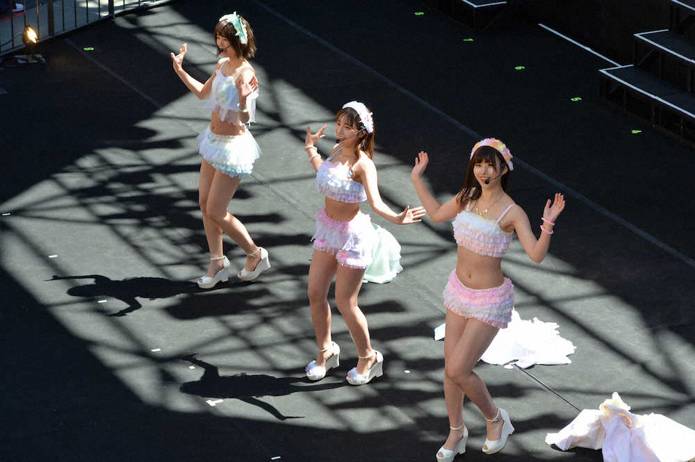 ＜AKB48　チーム8公演＞セクシーな衣装で踊る、AKB48チーム8の左から小田えりな、左伴彩佳、佐藤朱