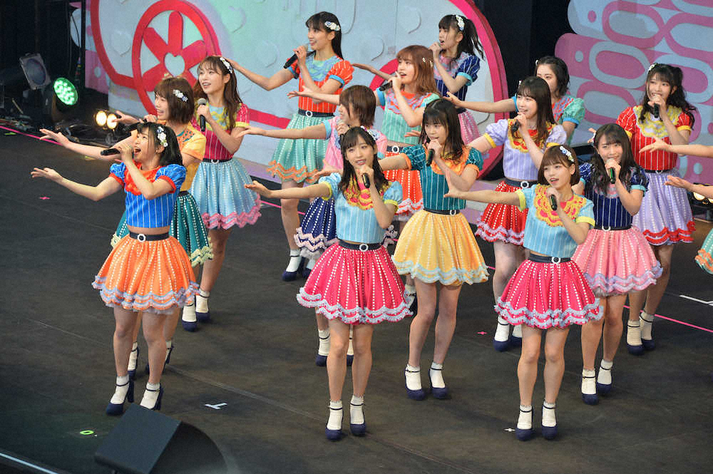 ＜AKB48　チーム8公演＞5周年記念コンサートを迎えたAKB48チーム8の小栗有以（中央）ら