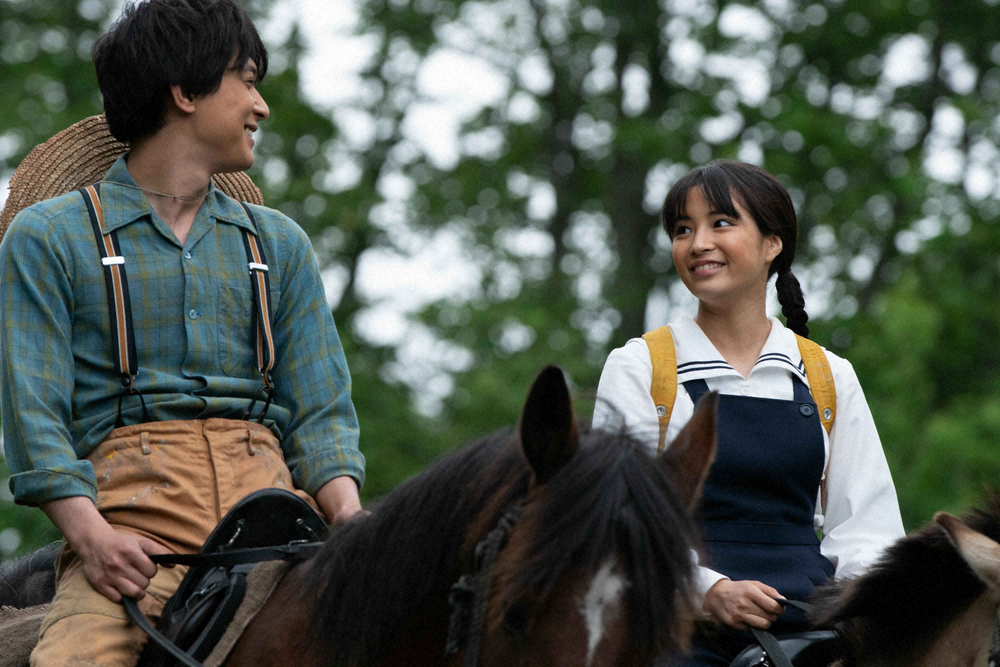 連続テレビ小説「なつぞら」第13話。馬に乗って笑顔で会話する天陽（吉沢亮）となつ（広瀬すず）（C）NHK