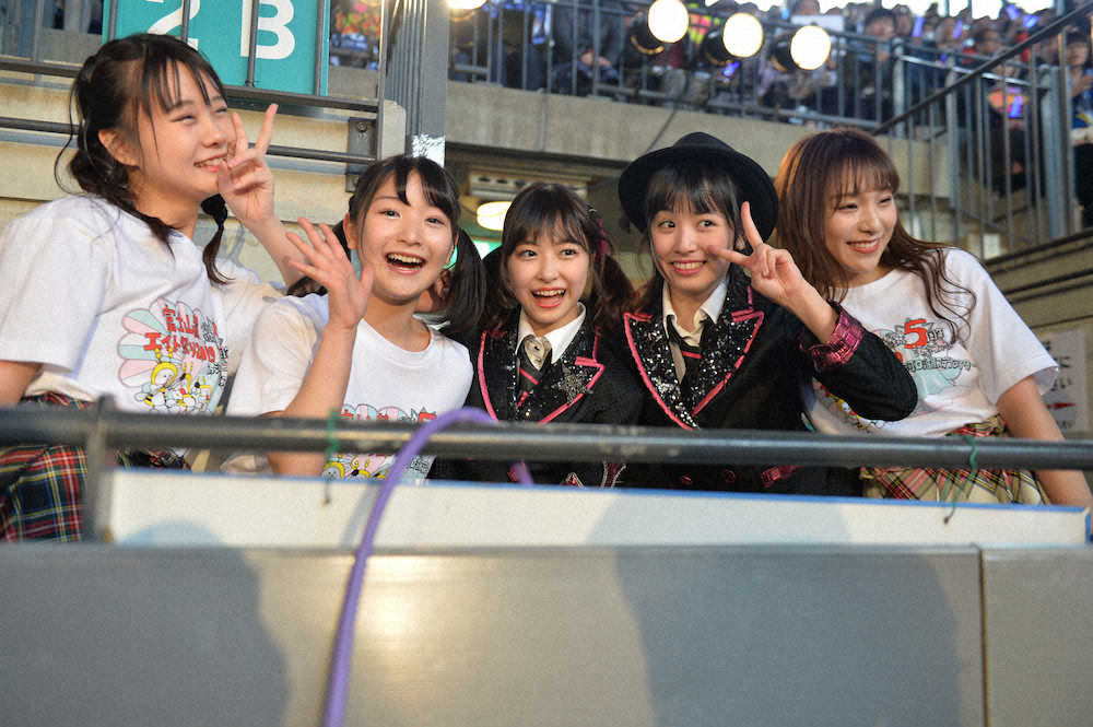 ＜AKB48チーム8公演・2日目＞そろってポーズをとる、AKB48チーム8（左から）立仙愛理、藤園麗、橋本陽菜、平野ひかる、左伴彩佳