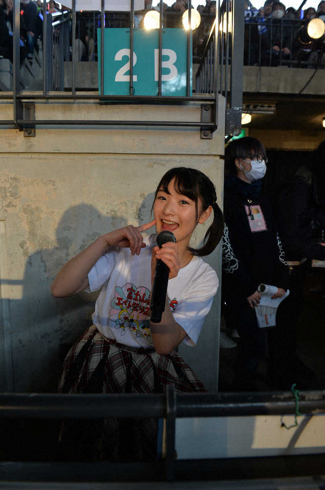 ＜AKB48チーム8公演・2日目＞客席に笑顔を振りまく、AKB48チーム8藤園麗