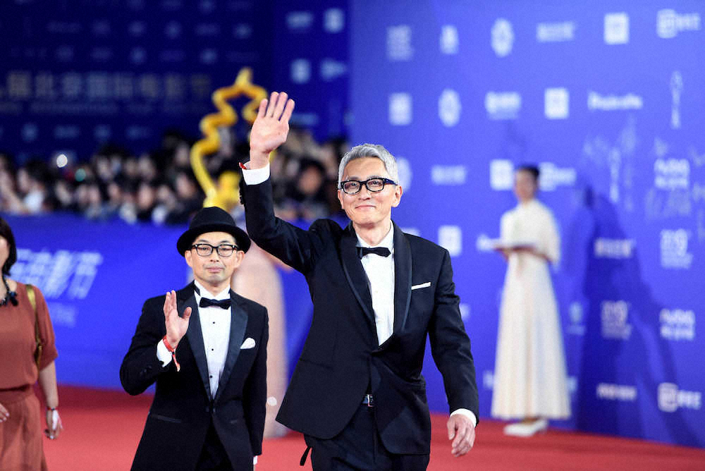 初主演映画「ヒキタさん！ご懐妊ですよ」がコンペティション部門に出品された「第9回北京国際映画祭」でレッドカーペットを歩いた松重豊（右）と細川徹監督