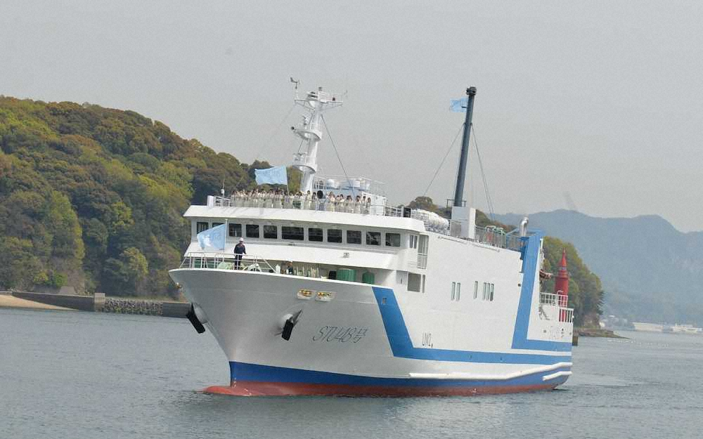 STU48メンバーを乗せて広島港へ入港する、劇場船「STU48号」