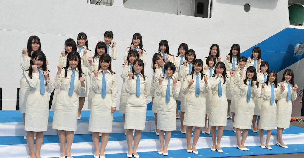 劇場船STU48号の就役式に出席し、笑顔でガッツポーズするSTU48の岡田奈々（前列中央左）瀧野由美子（同右）ら