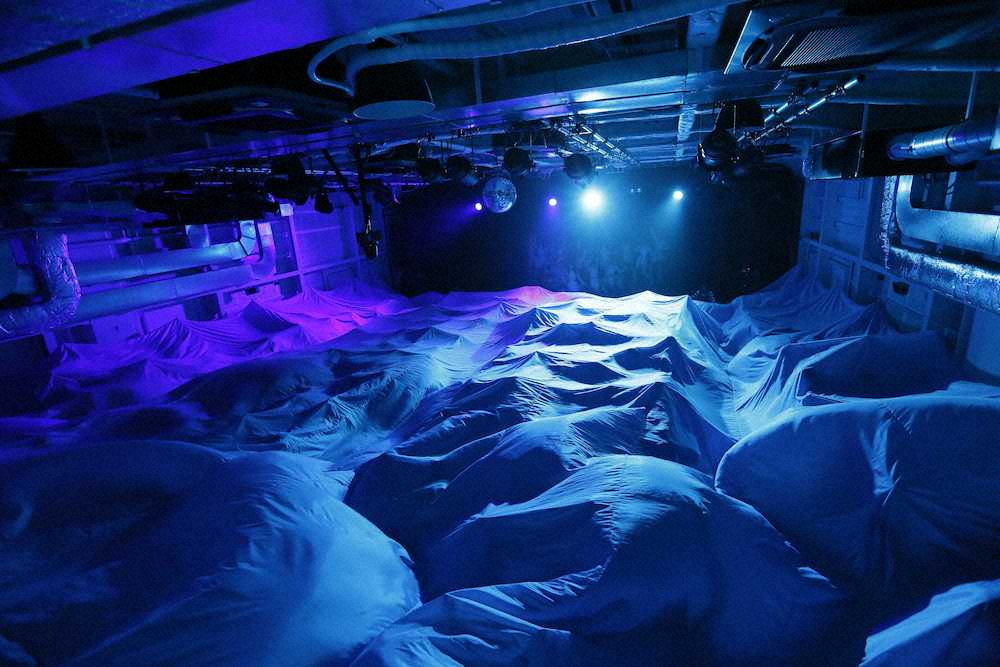STU48劇場初日公演　オープニングで、場内が海をイメージした青い布に覆われる
