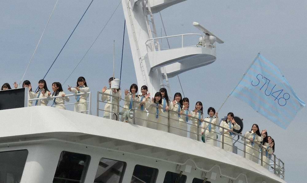 メンバーを乗せて広島港へ入港する、劇場船「STU48号」