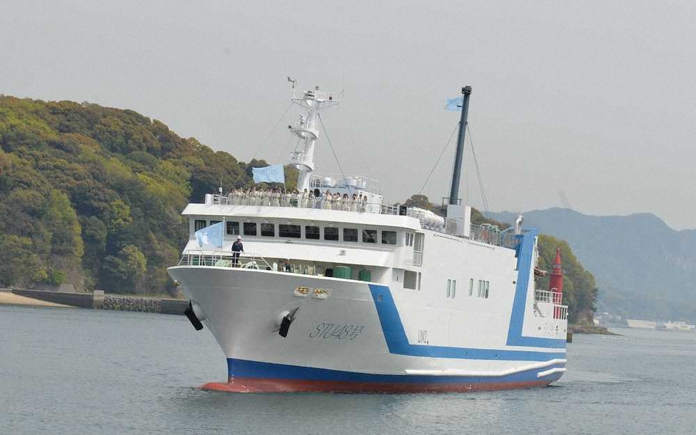 メンバーを乗せて広島港へ入港する、劇場船「STU48号」