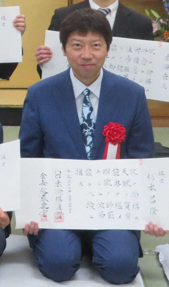大阪市内の関西将棋会館で行われた昨年度昇段者免状授与式に出席した杉本昌隆八段