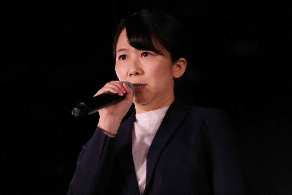 新潟市の専用劇場で行われたNGT48のチームN3千秋楽公演「誇りの丘」の開演前、ファンに謝罪する早川麻依子支配人(C)AKS