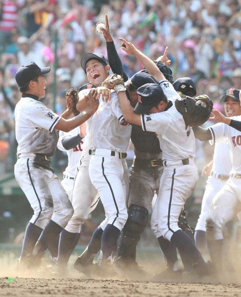 2010年（平22）の第92回全国高校野球選手権大会で史上6校目の春夏連覇を達成しマウンド上で歓喜する興南ナイン