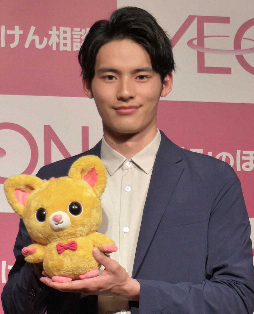 【画像・写真】岡田健史　1人での会見に緊張…令和元年に「レベルアップしていたい」