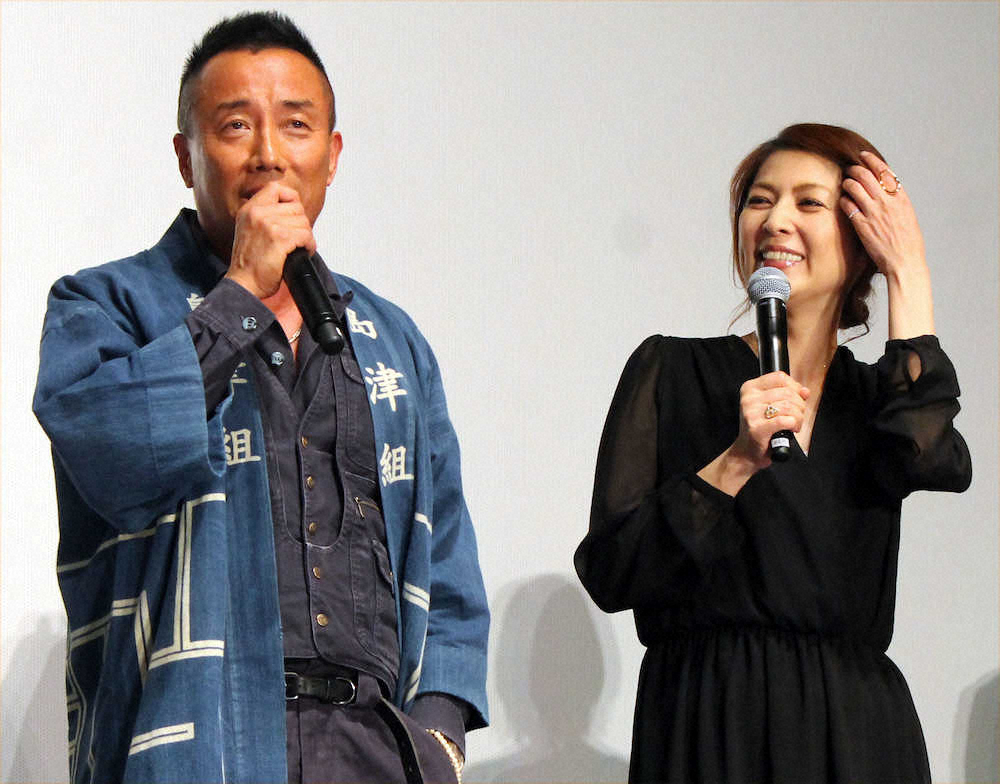 映画「太陽の家」のキャスト発表会見に出席した（左から）長渕剛、飯島直子
