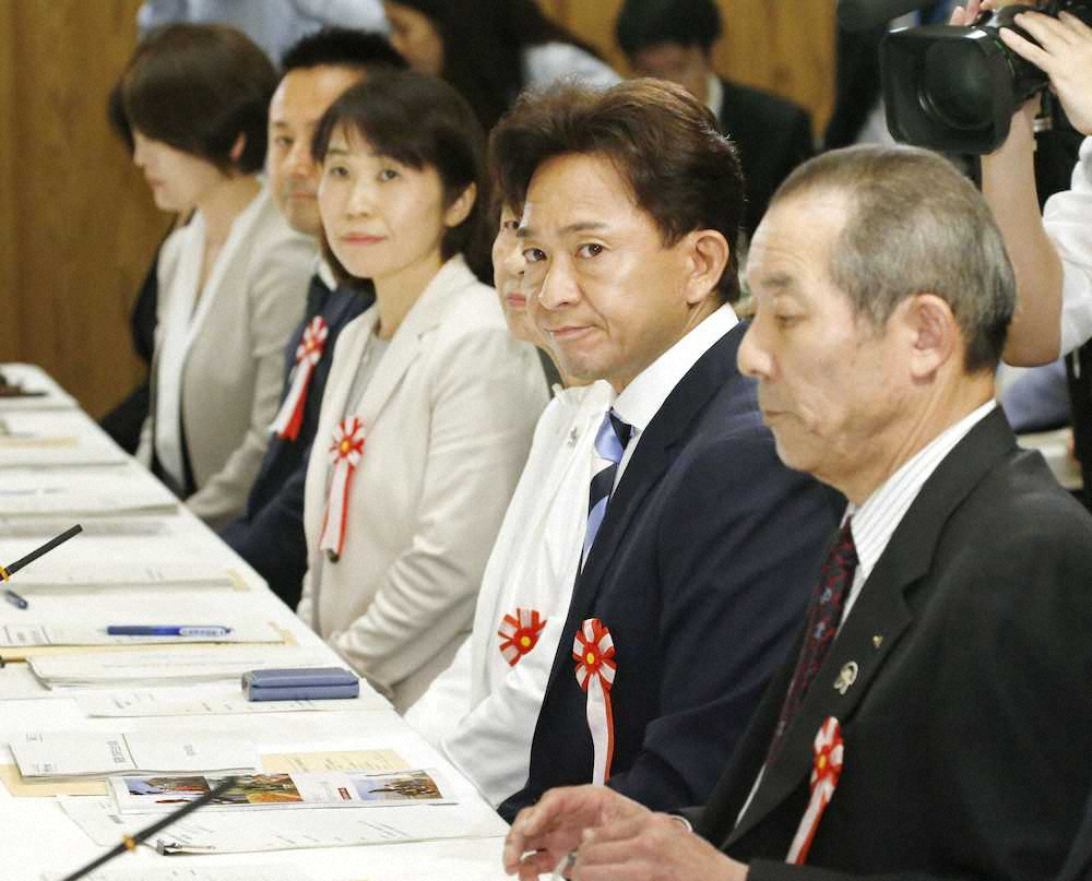 農福連携等推進会議に出席した「TOKIO」の城島茂（右から2人目）