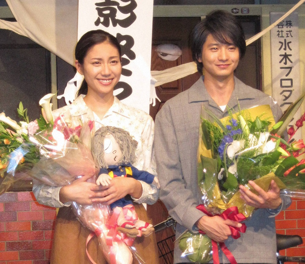 NHK連続テレビ小説「ゲゲゲの女房」の撮影を終え、ヒロインを務めた女優の松下奈緒と夫の水木しげる役を務めた俳優の向井理は花束を受け取る（2010年8月撮影）