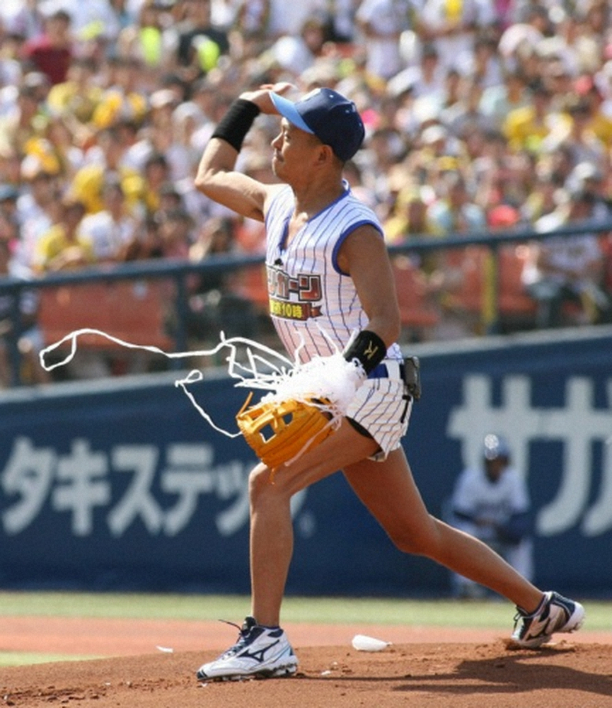 2006年9月、横浜ー阪神戦の始球式を務めたダウンタウン・松本