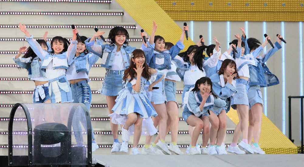 AKB48グループの公演で会場を盛り上げながらパフォーマンスを披露したHKT48の指原莉乃（中央）ら（撮影・尾崎　有希）