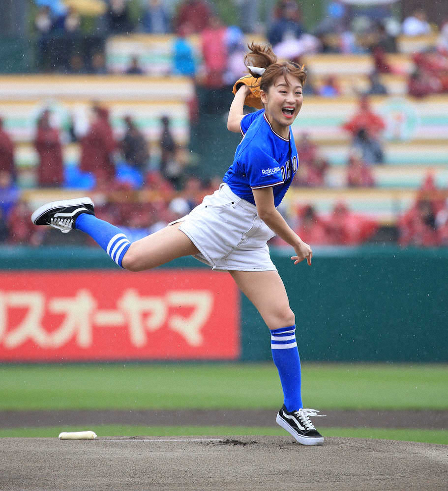 【画像・写真】鈴木奈々始球式で試合開始遅れ…スポンサーが謝罪「準備・説明不足を深く反省」