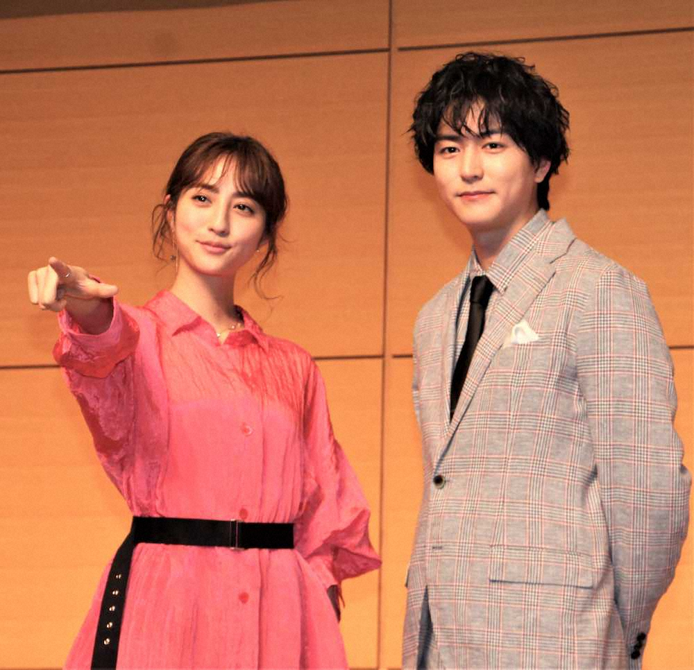 映画「ダウト－嘘つきオトコは誰？－」製作発表イベントに出席した堀田茜（左）と稲葉友