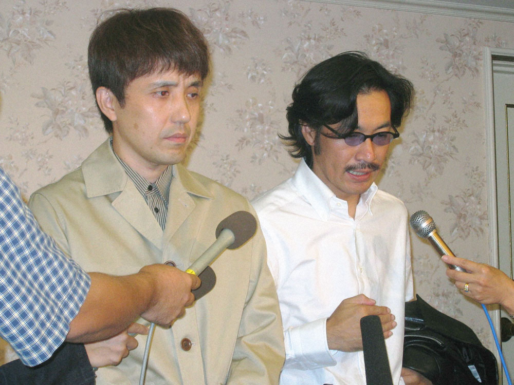 2004年、亡くなった元「チェッカーズ」のドラマー・徳永善也さんについて語るメンバーの鶴久政治（左）と高杢禎彦