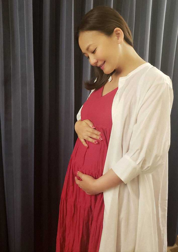 妊娠6カ月を公表した華原朋美は大きくなったおなかを愛おしそうに押さえた写真を公開