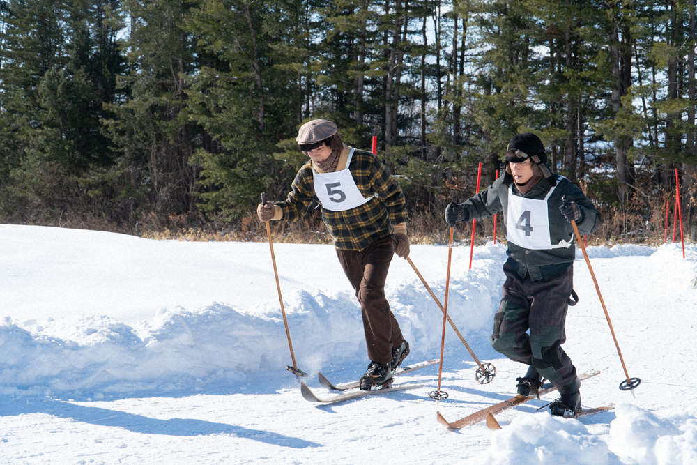 連続テレビ小説「なつぞら」第35話。スキー大会で競い合う照男（清原翔、左）と天陽（吉沢亮）（C）NHK
