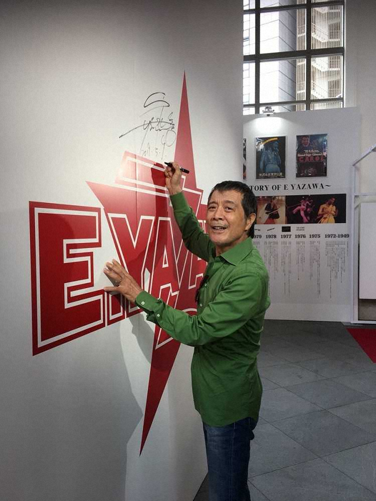 展示会「俺　矢沢永吉」を初めて訪れ、ロゴパネルにサインする矢沢永吉