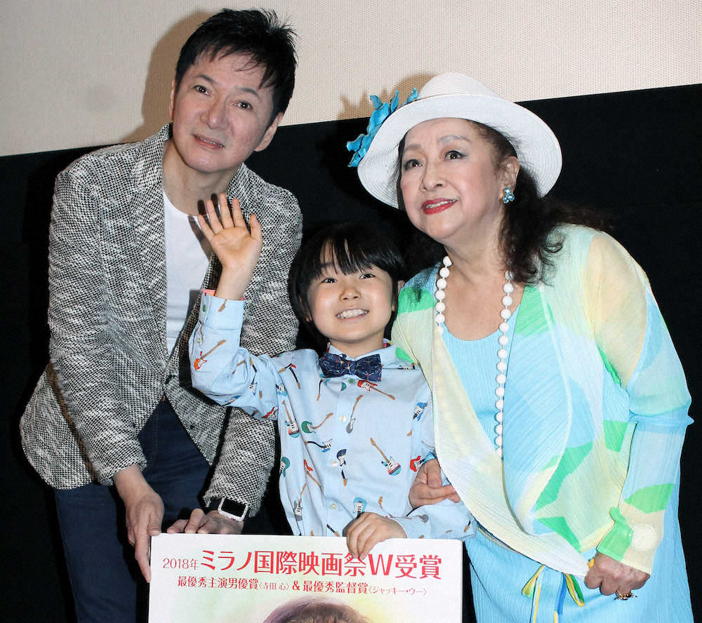 【画像・写真】映画「ばあばは、だいじょうぶ」の舞台あいさつを行った（左から）ジャッキー・ウー監督、寺田心、冨士眞奈美