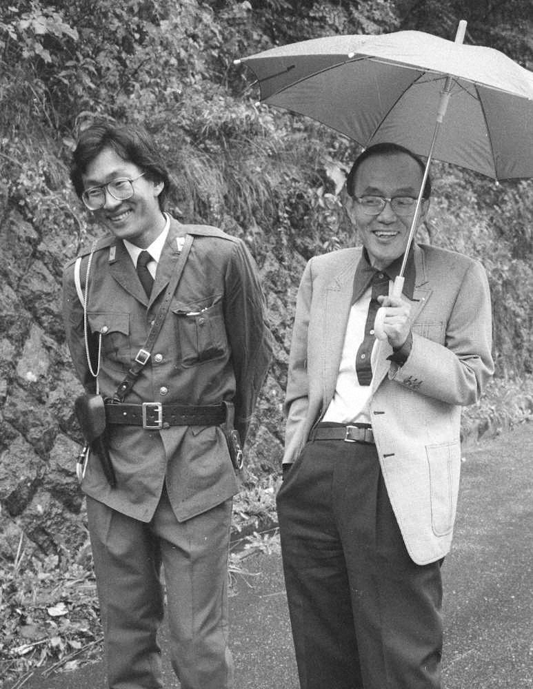 　テレビドラマに父の遠藤周作さん（右）と出演した龍之介氏＝1985年、長野県・軽井沢