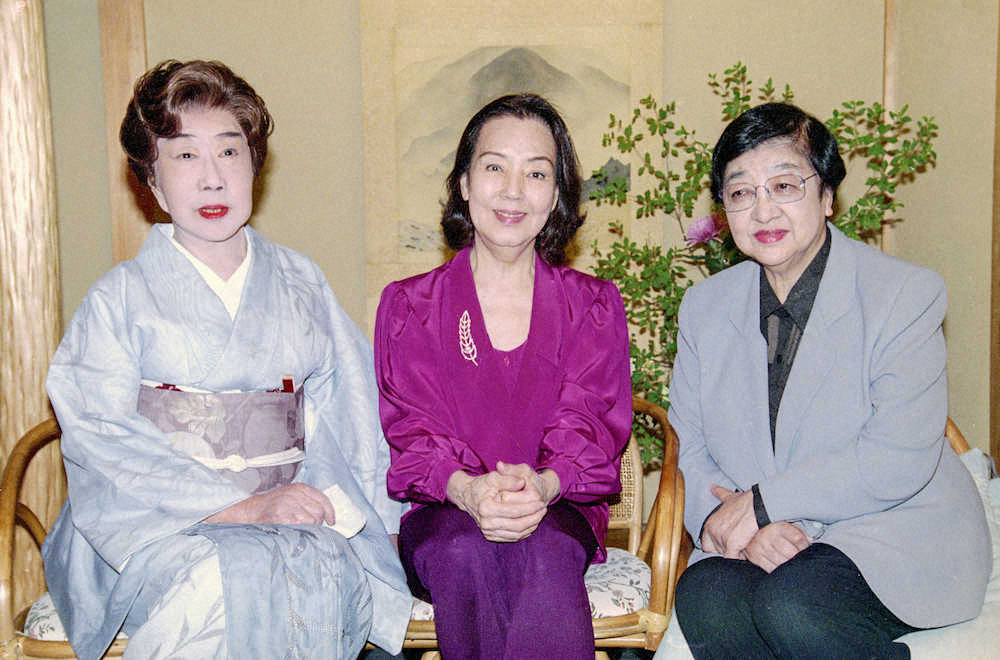 2001年、舞台「夏しぐれ」の制作発表会見に臨んだ京マチ子さん（中央）。右は石井ふく子さん、左は山田五十鈴さん