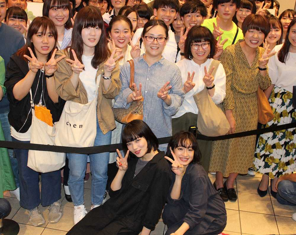大阪市内で公開収録に参加した（前列左から）小松菜奈と門脇麦