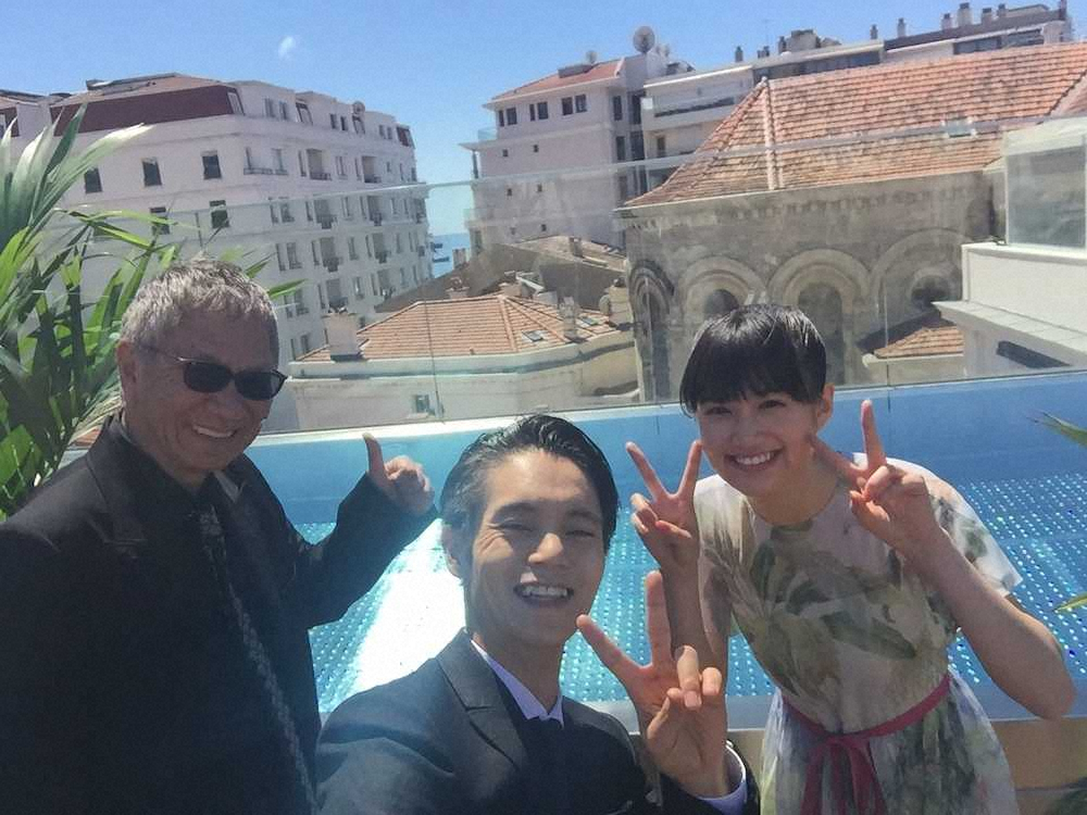 「初恋」でカンヌ映画祭に招待された（左から）三池崇史監督、窪田正孝、小西桜子